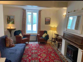 Cheerful, traditional 3 bedroom home in Quillan